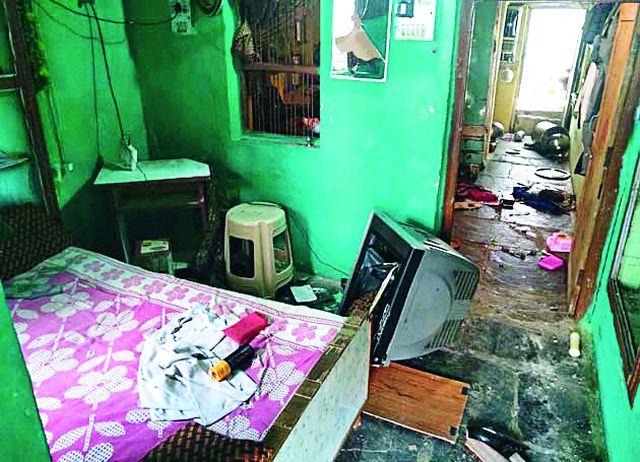Armed attack on the lockup house | कुलूपबंद घरावर सशस्त्र हल्ला Armed attack on the lockup house | कुलूपबंद घरावर सशस्त्र हल्ला