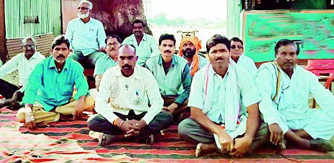 Farmers to lay down for the subway | भुयारी मार्गासाठी शेतकऱ्यांचे धरणे Farmers to lay down for the subway | भुयारी मार्गासाठी शेतकऱ्यांचे धरणे