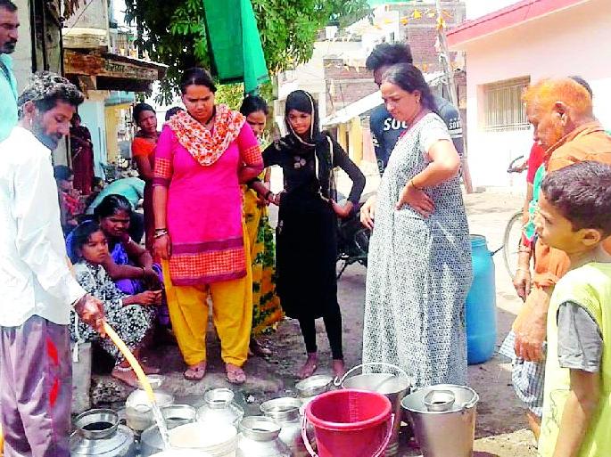 'Due to the scarcity' bore well water | टंचाईत ‘ते’ नि:शुल्क देतात बोअरवेलचे पाणी 'Due to the scarcity' bore well water | टंचाईत ‘ते’ नि:शुल्क देतात बोअरवेलचे पाणी