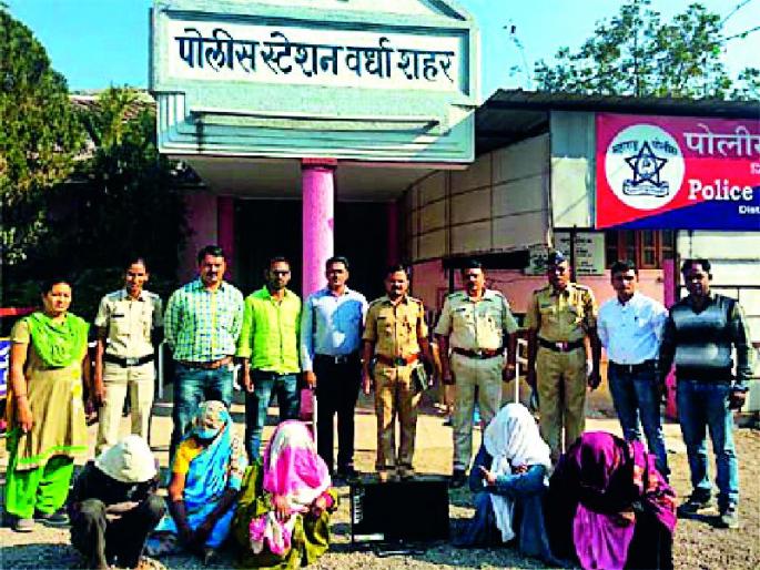 Robbery gang | बुरखा परिधान करून चोऱ्या करणारी टोळी जेरबंद Robbery gang | बुरखा परिधान करून चोऱ्या करणारी टोळी जेरबंद