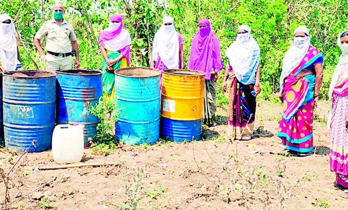 The women of Khapri called for a ban on alcohol | खापरीच्या महिलांनी दारूबंदीसाठी पुकारला एल्गार The women of Khapri called for a ban on alcohol | खापरीच्या महिलांनी दारूबंदीसाठी पुकारला एल्गार