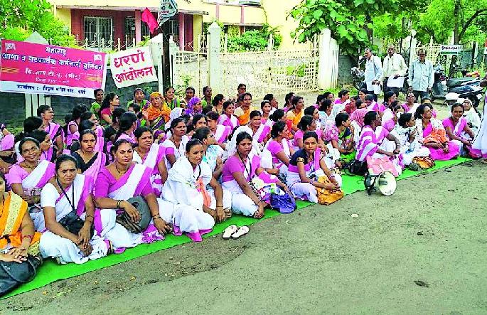 Asha group promoter employees | आशा गटप्रवर्तक कर्मचाऱ्यांचे धरणे Asha group promoter employees | आशा गटप्रवर्तक कर्मचाऱ्यांचे धरणे