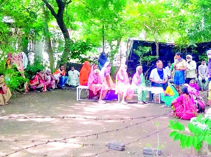 In the absence of a building, in the shade of a tree, external examination is done | इमारतीअभावी झाडाच्या सावलीत होतेय बाह्य रुग्णतपासणी In the absence of a building, in the shade of a tree, external examination is done | इमारतीअभावी झाडाच्या सावलीत होतेय बाह्य रुग्णतपासणी