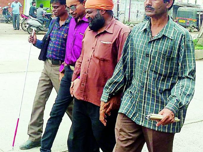 Four blind friends: It is a friendship! | चार अंध मित्रांंची: ही दोस्ती तुटायची नाय! Four blind friends: It is a friendship! | चार अंध मित्रांंची: ही दोस्ती तुटायची नाय!