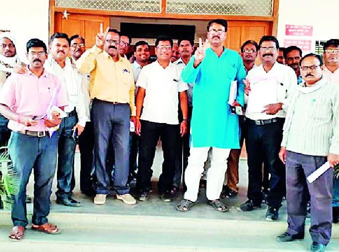 Barely in the salary of teachers | शिक्षकांच्या वेतन निश्चितीत सावळागोंधळ Barely in the salary of teachers | शिक्षकांच्या वेतन निश्चितीत सावळागोंधळ