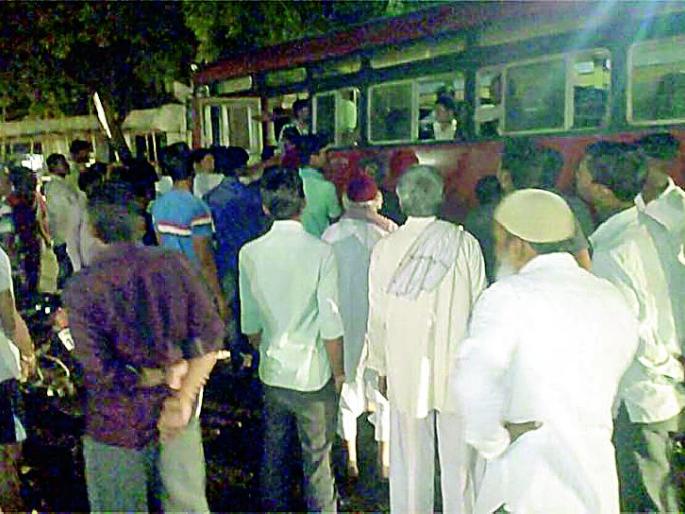 The villagers stopped the Yavatmal-Umred bus | ग्रामस्थांनी रोखली यवतमाळ-उमरेड बस The villagers stopped the Yavatmal-Umred bus | ग्रामस्थांनी रोखली यवतमाळ-उमरेड बस