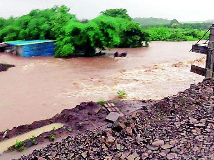 Heavy rains hit rural areas | मुसळधार पावसाचा ग्रामीण भागाला फटका Heavy rains hit rural areas | मुसळधार पावसाचा ग्रामीण भागाला फटका