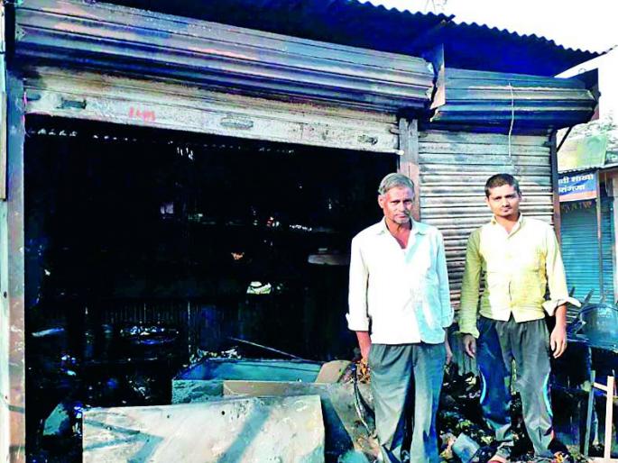 A fire in the grocery store due to short circuits | शॉर्टसर्किटमुळे किराणा दुकानाला आग A fire in the grocery store due to short circuits | शॉर्टसर्किटमुळे किराणा दुकानाला आग
