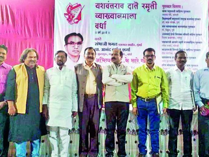 Honor of being honored with freedom of expression | विचारस्वातंत्र्य जपणारेच सन्मानाचे मानकरी  Honor of being honored with freedom of expression | विचारस्वातंत्र्य जपणारेच सन्मानाचे मानकरी