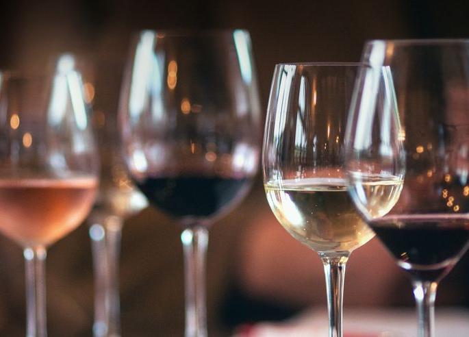 Tikastra on the decision to open liquor shops | दारु दुकाने उघडण्याच्या निर्णयावर टीकास्त्र Tikastra on the decision to open liquor shops | दारु दुकाने उघडण्याच्या निर्णयावर टीकास्त्र