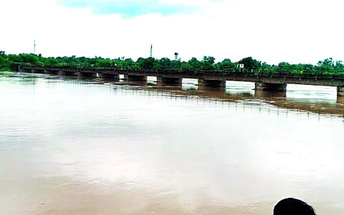 Transportation by dangerous bridge | धोकादायक पुलावरून वाहतूक