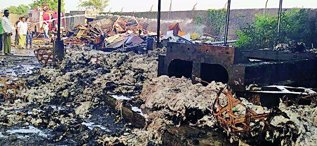 Fire orange in Indira Jining | इंदिरा जिनिंगमध्ये आगीचे तांडव