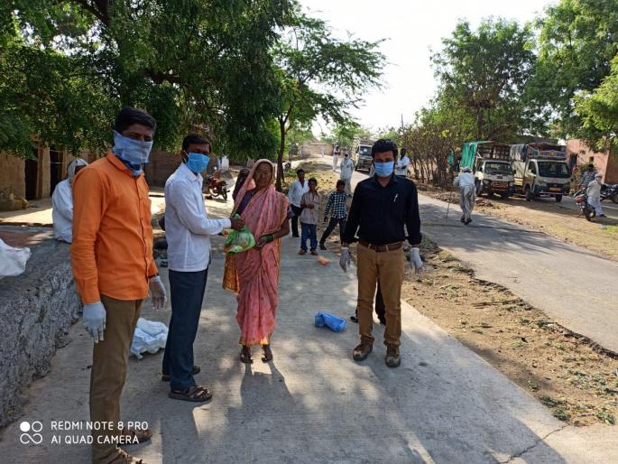 Arriving help hands in coming | येवल्यात हेल्पिंग हँडस सरसावले  Arriving help hands in coming | येवल्यात हेल्पिंग हँडस सरसावले