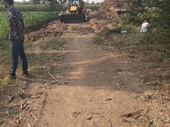 Deolane-Gwandgaon road is finally free | भाऊबंदकीच्या वादात अडलेला रस्ता देवळाणे-गवंडगाव अखेर झाला मोकळा Deolane-Gwandgaon road is finally free | भाऊबंदकीच्या वादात अडलेला रस्ता देवळाणे-गवंडगाव अखेर झाला मोकळा