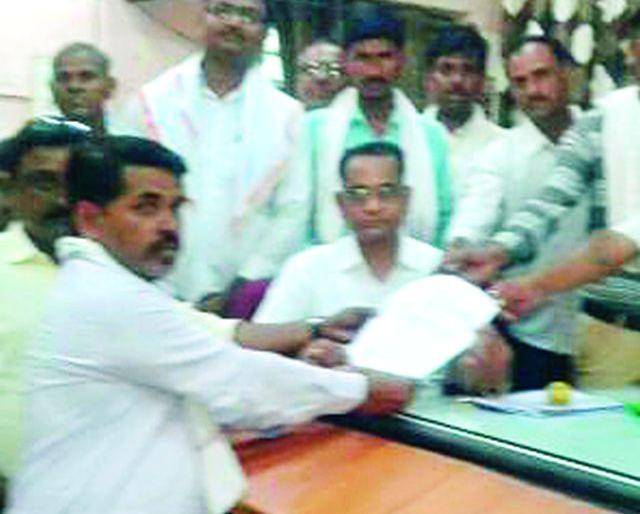 Request for SDO to help storm victims | वादळग्रस्तांच्या मदतीसाठी एसडीओंना निवेदन