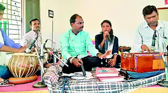 The 'tone' of the artist's livelihood also deteriorated | कलावंतांच्या उदरनिर्वाहाचाही ‘सूर’ बिघडला The 'tone' of the artist's livelihood also deteriorated | कलावंतांच्या उदरनिर्वाहाचाही ‘सूर’ बिघडला