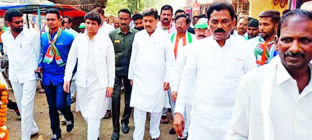 Congress congratulates the state presidential palace | काँग्रेस प्रदेशाध्यक्षांचे कळंबच्या चिंतामणीला साकडे Congress congratulates the state presidential palace | काँग्रेस प्रदेशाध्यक्षांचे कळंबच्या चिंतामणीला साकडे