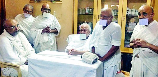 Rathamununi's Darshan crowd | रतनमुनींच्या दर्शनार्थ गर्दी Rathamununi's Darshan crowd | रतनमुनींच्या दर्शनार्थ गर्दी