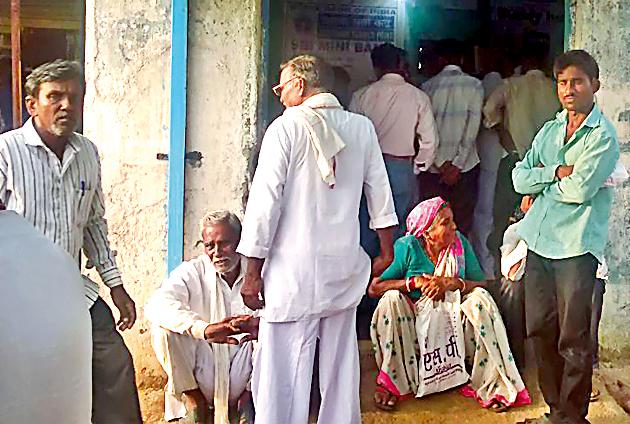 The hands of the e-Mahasvva Center | ई-महासेवा केंद्राचे हात वर