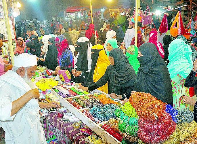 The market for Ramadan is decorated | रमजानसाठी बाजारपेठ सजली The market for Ramadan is decorated | रमजानसाठी बाजारपेठ सजली