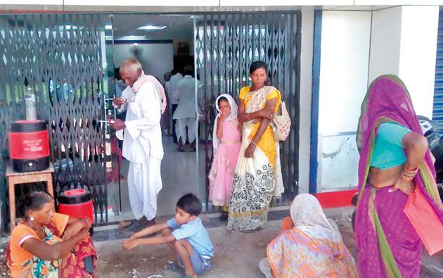 Account holders of 25 villages | २५ गावांमधील खातेदारांची कोंडी Account holders of 25 villages | २५ गावांमधील खातेदारांची कोंडी