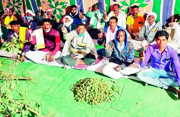 Farmers woke up at night in support of the Delhi agitation | दिल्ली आंदोलन समर्थनार्थ शेतकऱ्यांनी रात्र जागली Farmers woke up at night in support of the Delhi agitation | दिल्ली आंदोलन समर्थनार्थ शेतकऱ्यांनी रात्र जागली