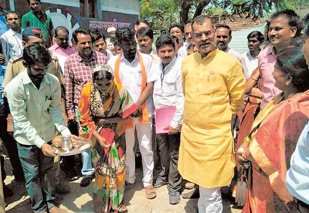Sadabhauta berabatti bobdi | सदाभाऊंच्या सरबत्तीने वळली बोबडी Sadabhauta berabatti bobdi | सदाभाऊंच्या सरबत्तीने वळली बोबडी