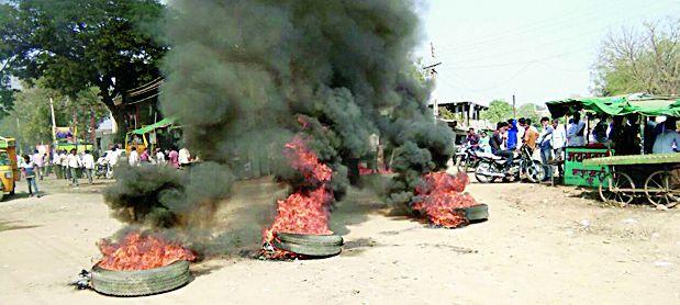 Facebook post stuttering tension | फेसबुक पोस्टने सावळी सदोबात तणाव Facebook post stuttering tension | फेसबुक पोस्टने सावळी सदोबात तणाव