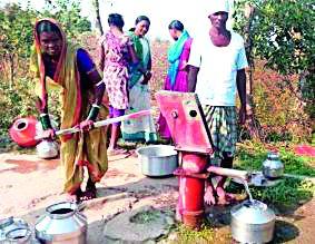 Drinking in the rural areas due to shortage is toxic water | ग्रामीण भागात टंचाई काळात प्यावे लागते विषाक्त पाणी Drinking in the rural areas due to shortage is toxic water | ग्रामीण भागात टंचाई काळात प्यावे लागते विषाक्त पाणी