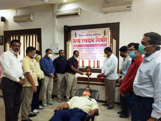 Zilla Parishad collected 56 bottles | जिल्हा परिषदेने केले ५६ बाटल्यांचे संकलन  Zilla Parishad collected 56 bottles | जिल्हा परिषदेने केले ५६ बाटल्यांचे संकलन