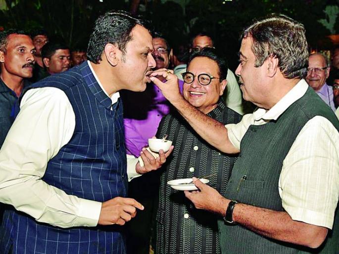 The moment of happiness enjoyed by the run of politics; Diwali snuffle on Yavatmal house | राजकारणाच्या धावपळीतून वेचलेले आनंदाचे क्षण; यवतमाळ हाऊसवर रंगले दिवाळी स्नेहमिलन The moment of happiness enjoyed by the run of politics; Diwali snuffle on Yavatmal house | राजकारणाच्या धावपळीतून वेचलेले आनंदाचे क्षण; यवतमाळ हाऊसवर रंगले दिवाळी स्नेहमिलन