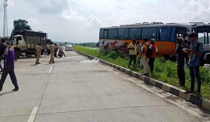Accident on Yavatmal-Nagpur highway; One killed, 15 injured | यवतमाळ-नागपूर महामार्गावर अपघात; एक ठार, १५ जखमी Accident on Yavatmal-Nagpur highway; One killed, 15 injured | यवतमाळ-नागपूर महामार्गावर अपघात; एक ठार, १५ जखमी