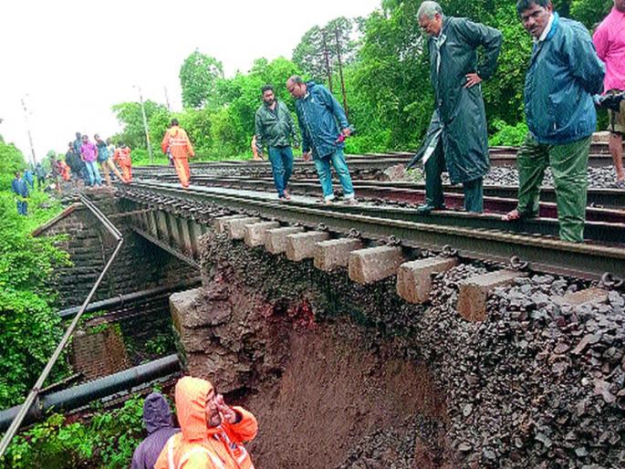Getman's alert avoided misery | गेटमनच्या सतर्कतेने अनर्थ टळला Getman's alert avoided misery | गेटमनच्या सतर्कतेने अनर्थ टळला
