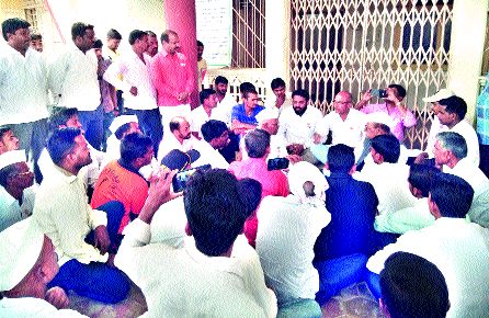 Inhibition of ban on farmers in Yeola | येवल्यात शेतकरी मारहाण प्रकरणी निषेध सभा