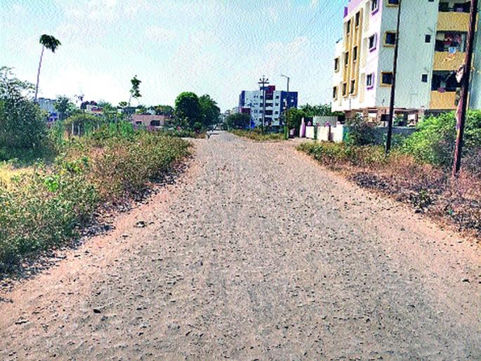 Due to the closure of Kalikanagar road; Civil Strand | कालिकानगर रस्त्याची दुरवस्था; नागरिक त्रस्त Due to the closure of Kalikanagar road; Civil Strand | कालिकानगर रस्त्याची दुरवस्था; नागरिक त्रस्त