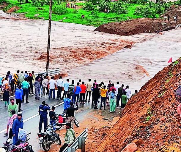 Heavy rains cause traffic jam on Nagpur-Bhaepal highway | जाेरदार पावसामुळे नागपूर-भाेपाळ महामार्गावर वाहतूक ठप्प