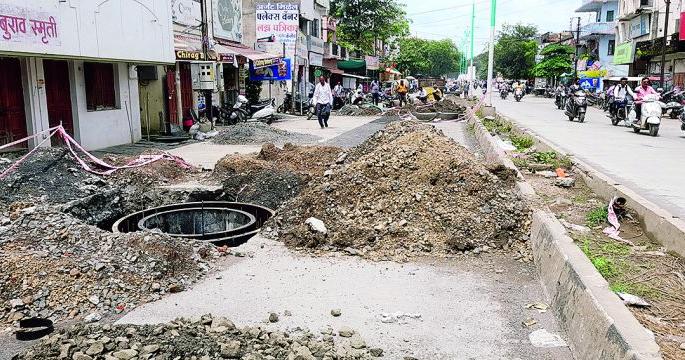 The broken roads rose on Wardhekar's life | फोडलेले रस्ते उठले वर्धेकरांच्या जिवावर