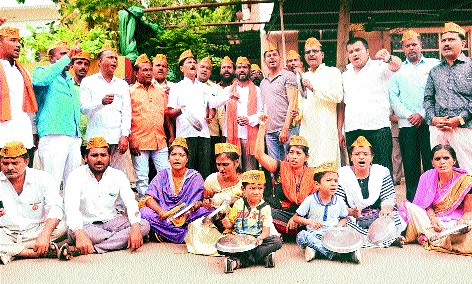 Thalinad movement against the house of Assembly Speaker | विधानसभा अध्यक्षांच्या घरासमोर थाळीनाद आंदोलन Thalinad movement against the house of Assembly Speaker | विधानसभा अध्यक्षांच्या घरासमोर थाळीनाद आंदोलन