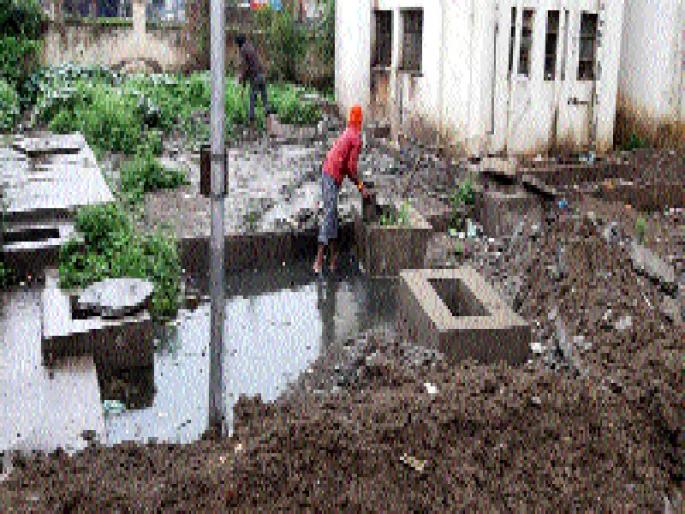 Aditya Thackeray started cleaning up as he presented the problem | आदित्य ठाकरेंसमोर समस्या मांडताच स्वच्छतेला सुरुवात