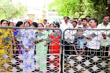 The people in Aurangabad are on the water tank | औरंगाबादेत नागरिकांचा पाण्याच्या टाकीवर ठिय्या The people in Aurangabad are on the water tank | औरंगाबादेत नागरिकांचा पाण्याच्या टाकीवर ठिय्या
