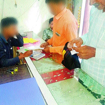 Aurangabad: 'Mata Base Open' | औरंगाबादमध्ये ‘मटका अड्डे ओपन’; बिनधास्त या, बसा आणि खेळा Aurangabad: 'Mata Base Open' | औरंगाबादमध्ये ‘मटका अड्डे ओपन’; बिनधास्त या, बसा आणि खेळा