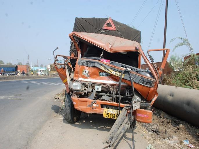  Fierce near the gargoyle hit the Eicher tractor | वाळूजजवळ भरधाव आयशर ट्रॅक्टरला धडकला