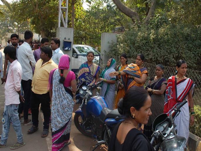 Police have to handle the tigers | टवाळखोरांचा बंदोबस्त करण्यासाठी पोलिसांना साकडे Police have to handle the tigers | टवाळखोरांचा बंदोबस्त करण्यासाठी पोलिसांना साकडे