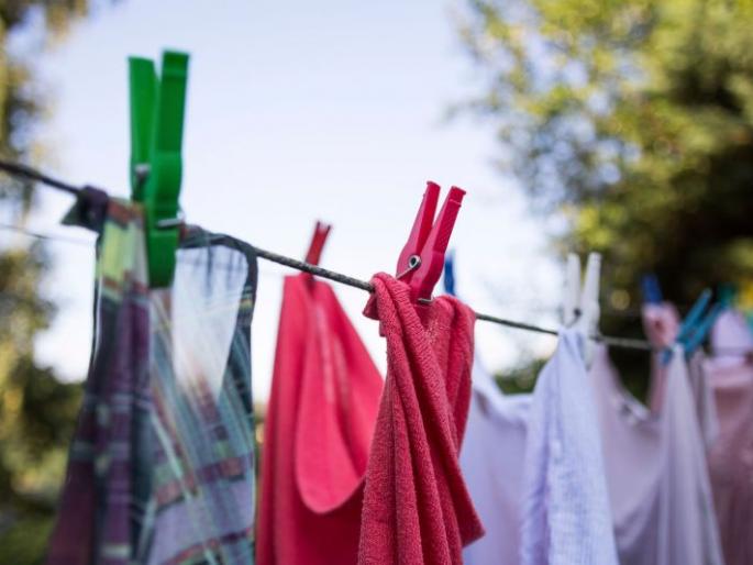 Two women died while drying clothes due to current | कपडे वाळवताना दाेन सख्ख्या जावांचा मृत्यू Two women died while drying clothes due to current | कपडे वाळवताना दाेन सख्ख्या जावांचा मृत्यू