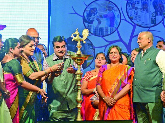 Women entrepreneurs gets place in less money; Nitin Gadkari | महिला उद्योजिकांना कमी पैशात जागा ; नितीन गडकरी Women entrepreneurs gets place in less money; Nitin Gadkari | महिला उद्योजिकांना कमी पैशात जागा ; नितीन गडकरी