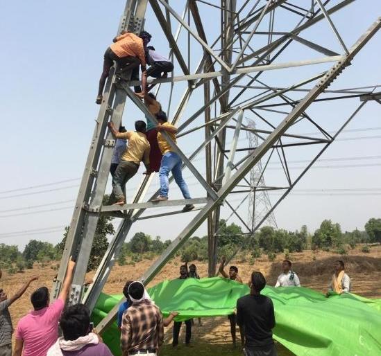 'She' on the powergrid tower; Three hours of thriller in Gadchiroli | ‘ती’ चढली पॉवरग्रीडच्या टॉवरवर; गडचिरोलीत तीन तासांचे थरारनाट्य 'She' on the powergrid tower; Three hours of thriller in Gadchiroli | ‘ती’ चढली पॉवरग्रीडच्या टॉवरवर; गडचिरोलीत तीन तासांचे थरारनाट्य