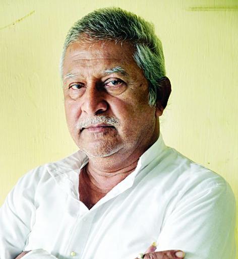 Chief Minister stuns on Rambhau Ingole's request | रामभाऊ इंगोले यांच्या निवेदनाने मुख्यमंत्री स्तब्ध Chief Minister stuns on Rambhau Ingole's request | रामभाऊ इंगोले यांच्या निवेदनाने मुख्यमंत्री स्तब्ध