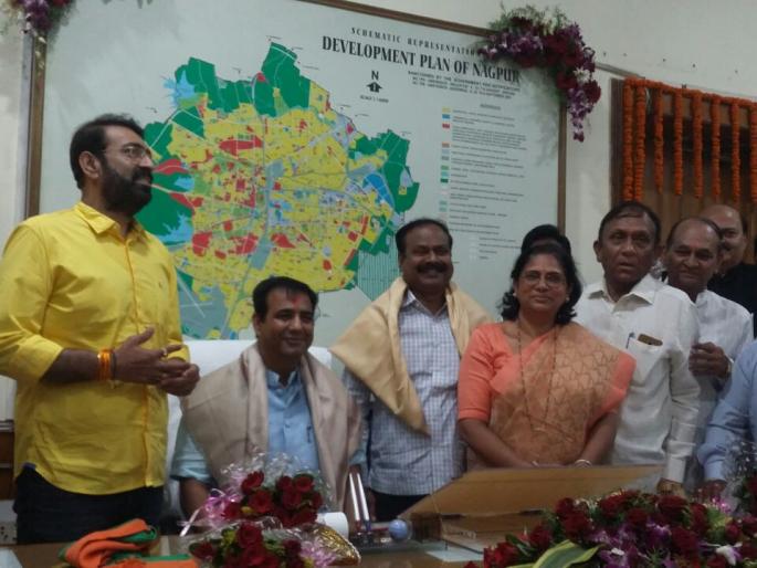 Virendra Kukreja accepted the post of Chairman of the Standing Committee of Nagpur | विरेंद्र कुकरेजा यांनी नागपूर स्थायी समिती अध्यक्षपदाचा पदभार स्विकारला Virendra Kukreja accepted the post of Chairman of the Standing Committee of Nagpur | विरेंद्र कुकरेजा यांनी नागपूर स्थायी समिती अध्यक्षपदाचा पदभार स्विकारला