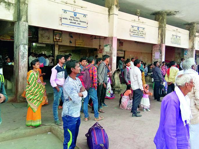 Problems of Ramtek bus station in the tourist resort | पर्यटनस्थळ असलेल्या रामटेक बसस्थानकाला समस्यांचा विळखा Problems of Ramtek bus station in the tourist resort | पर्यटनस्थळ असलेल्या रामटेक बसस्थानकाला समस्यांचा विळखा