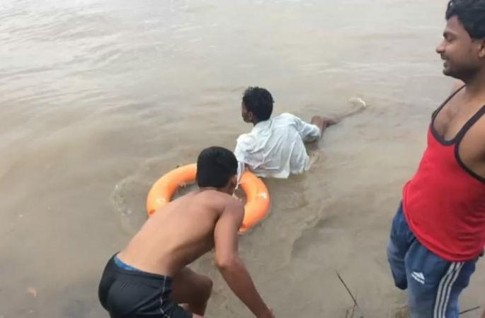 Surviving the patient who has been jumping in the Wainganga river for suicide | वैनगंगा नदीत आत्महत्या करण्यासाठी उडी घेतलेल्या रुग्णाला जीवदान Surviving the patient who has been jumping in the Wainganga river for suicide | वैनगंगा नदीत आत्महत्या करण्यासाठी उडी घेतलेल्या रुग्णाला जीवदान